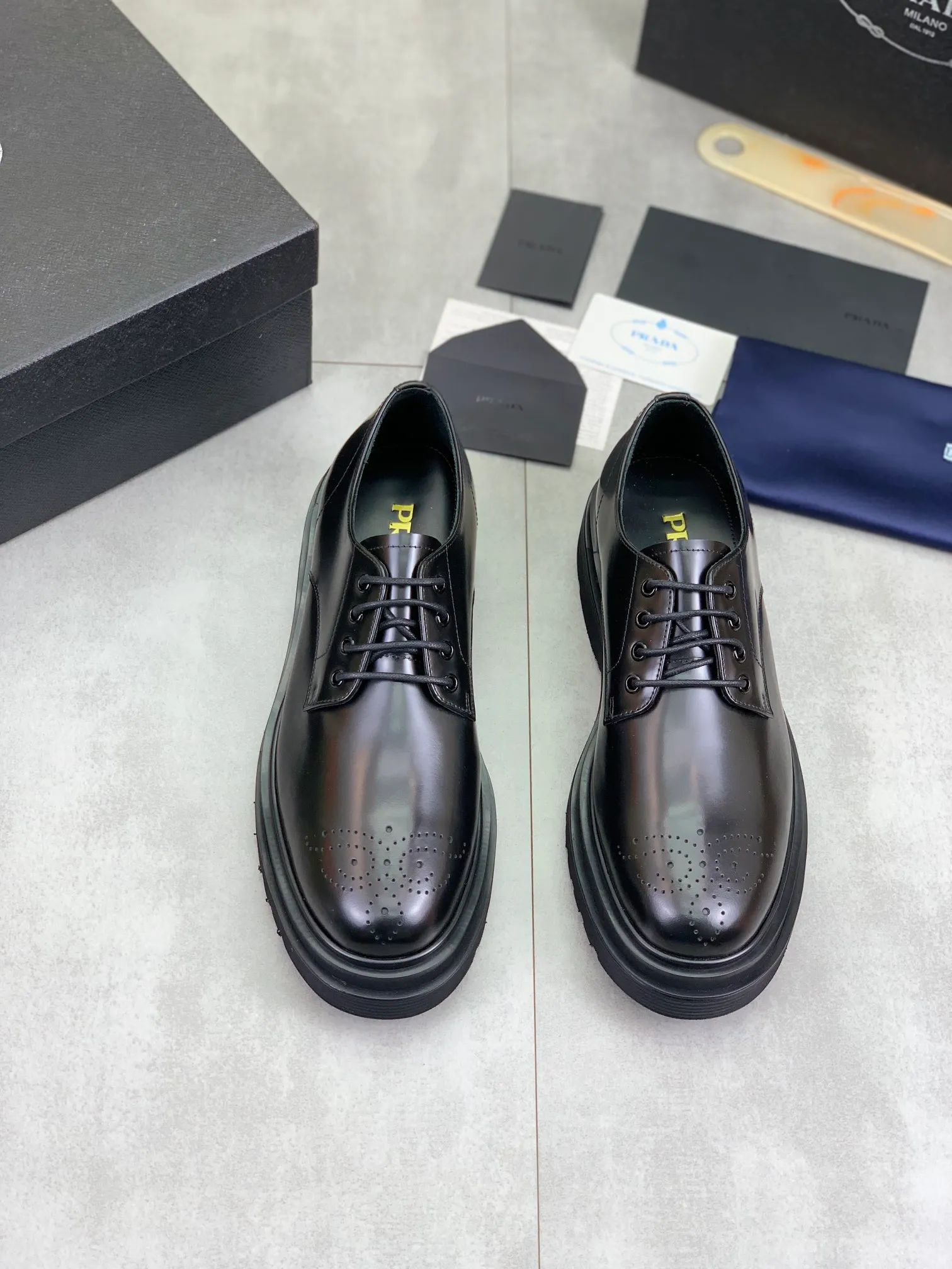 Factory price P880 💰Original quality, top version🔱 ＰＲＡＤＡ——Prada. Men's business casual leather shoes, top quality products. 1:1 shipment ⬆️Luxurious and noble👞All imported original color-rubbed open edge beads, just to create a more comfortable wearing body Tested, upper: original comfortable open-edge bead-rubbed calf leather ➕Top imported water-dyed full cow lining, original light and comfortable TPU foam combination bottom ✔️Code number: 39-44 (38.45 can be customized)